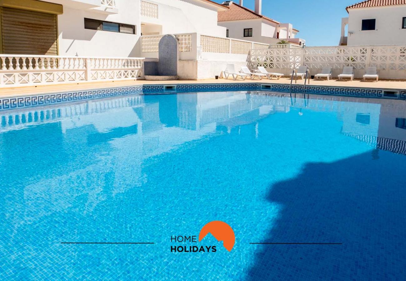 Refrescante piscina com excelente exposição solar para dias mais quentes 