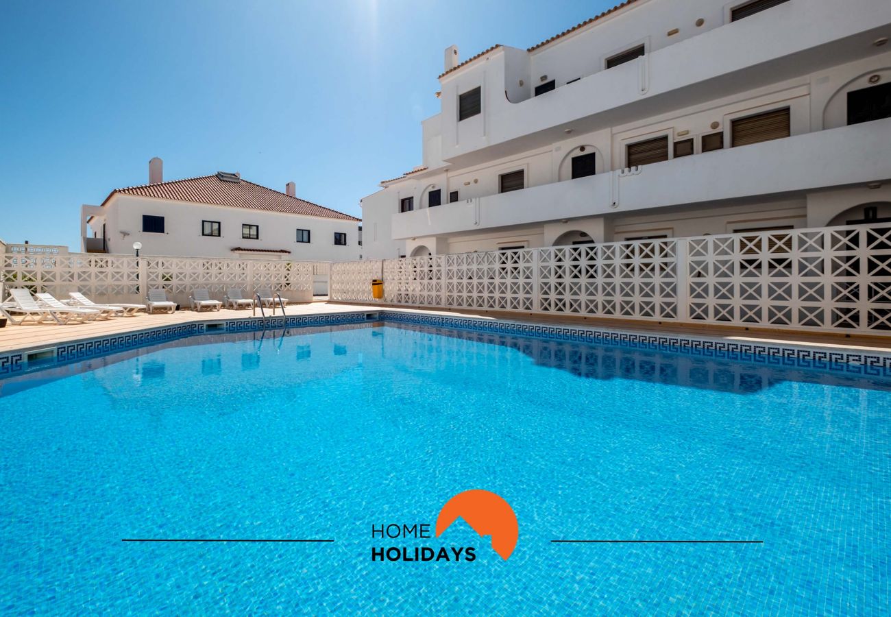 Delicie-se numa piscina com uma fantástica exposição solar para umas férias relaxantes