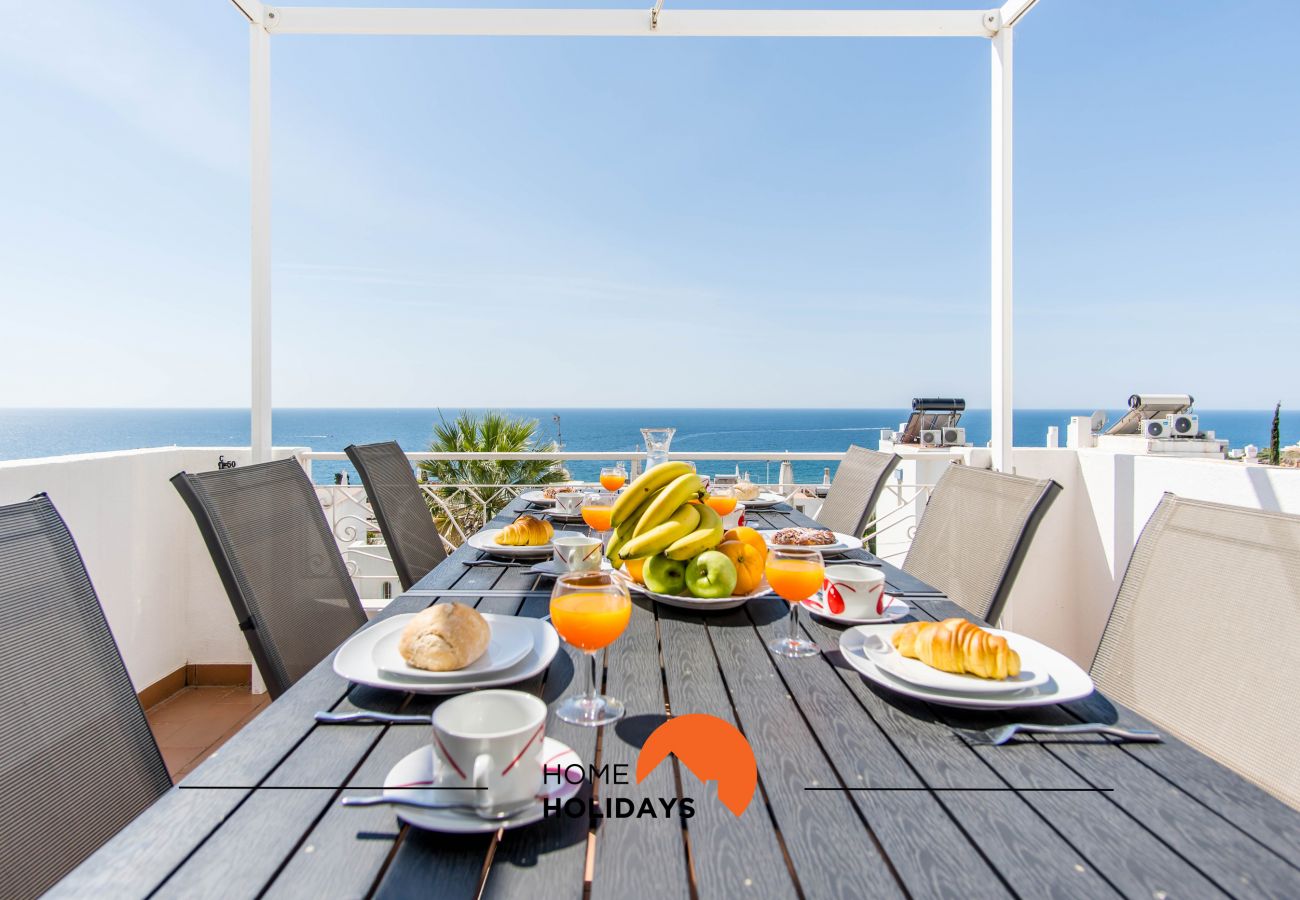 Terraço com vista mar e mesa de jantar