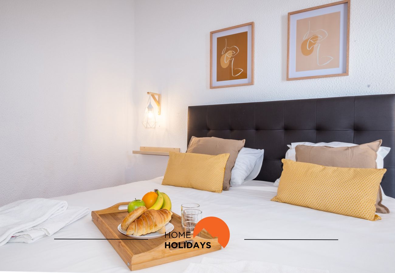 Quarto cama de casal confortável decoração minimalista 