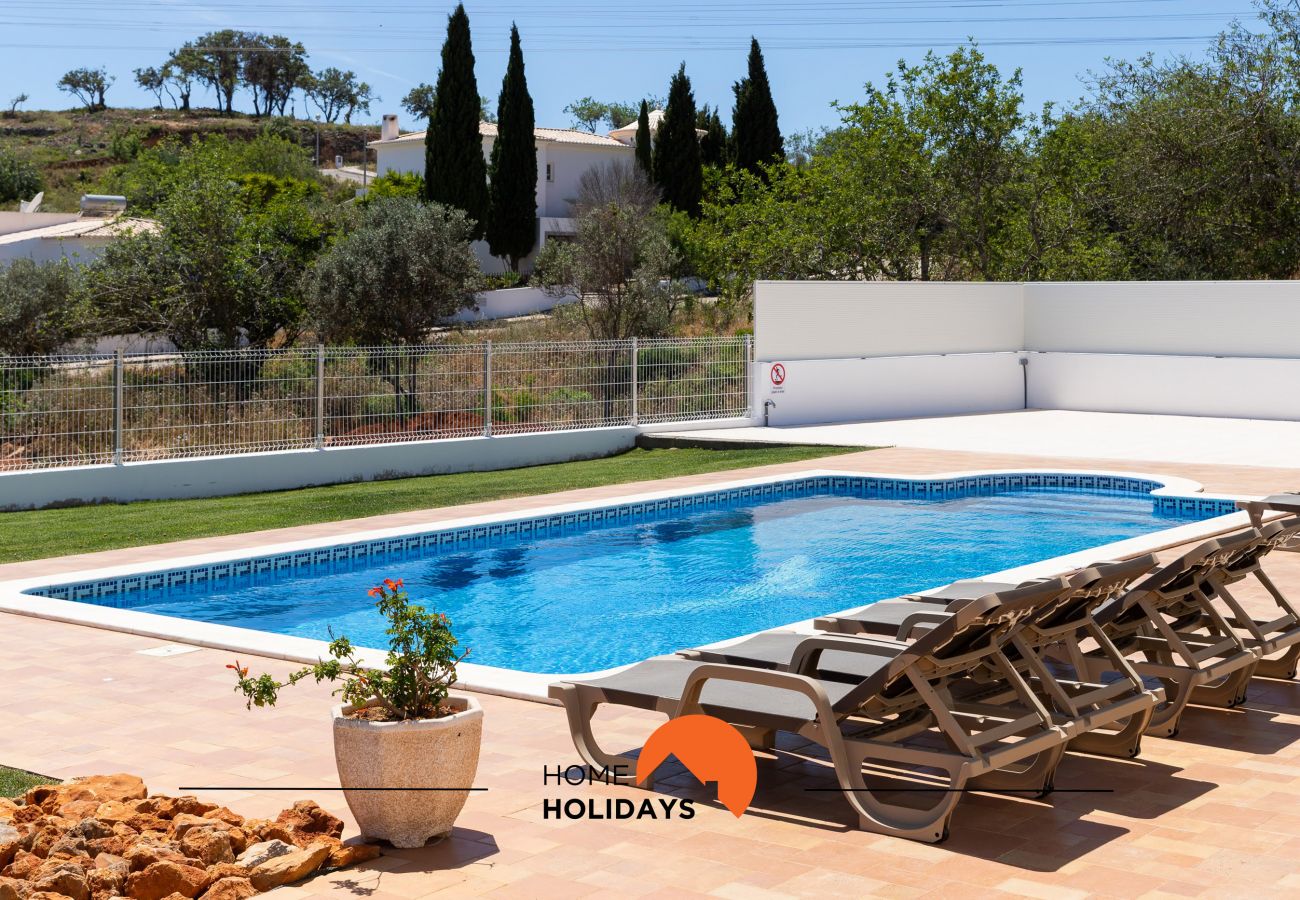 Enorme terraço com piscina privada e jardim