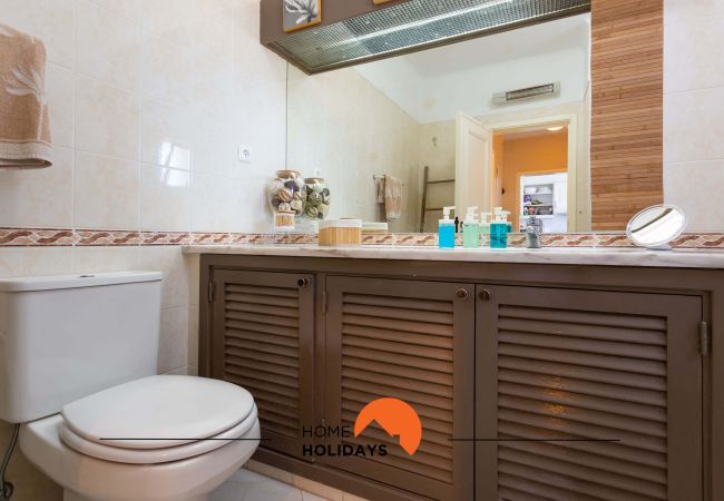 Casa de banho com lavatório com móvel e espelho