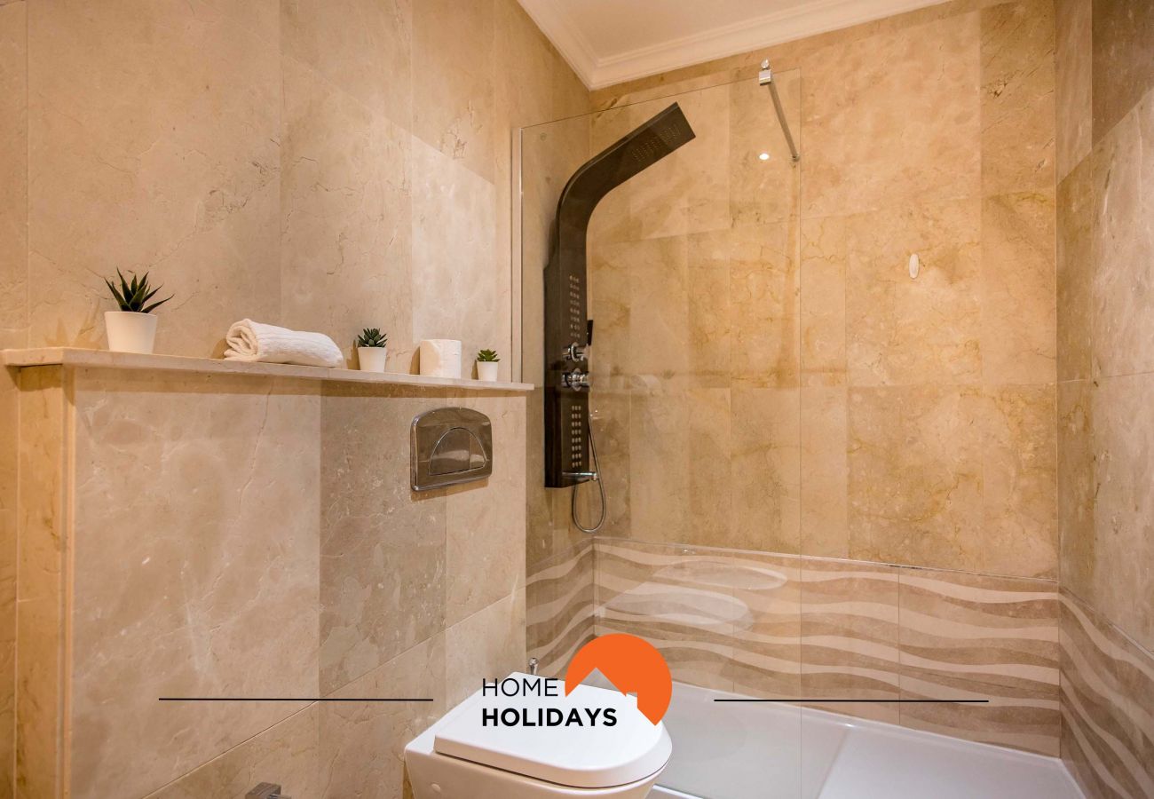 Casa de banho com coluna de duche, design moderno
