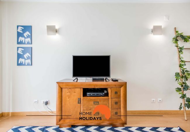Luminosa sala de estar com tv ecrã plano