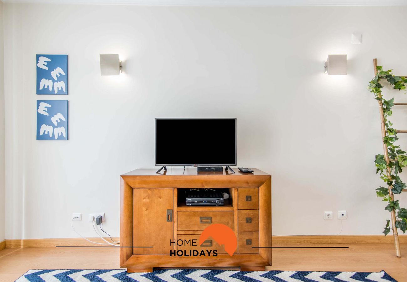 Luminosa sala de estar com tv ecrã plano