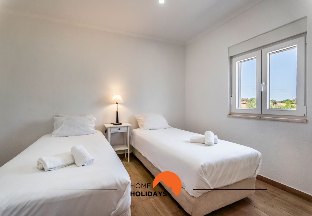 Quarto com camas individuais decoração minimalista