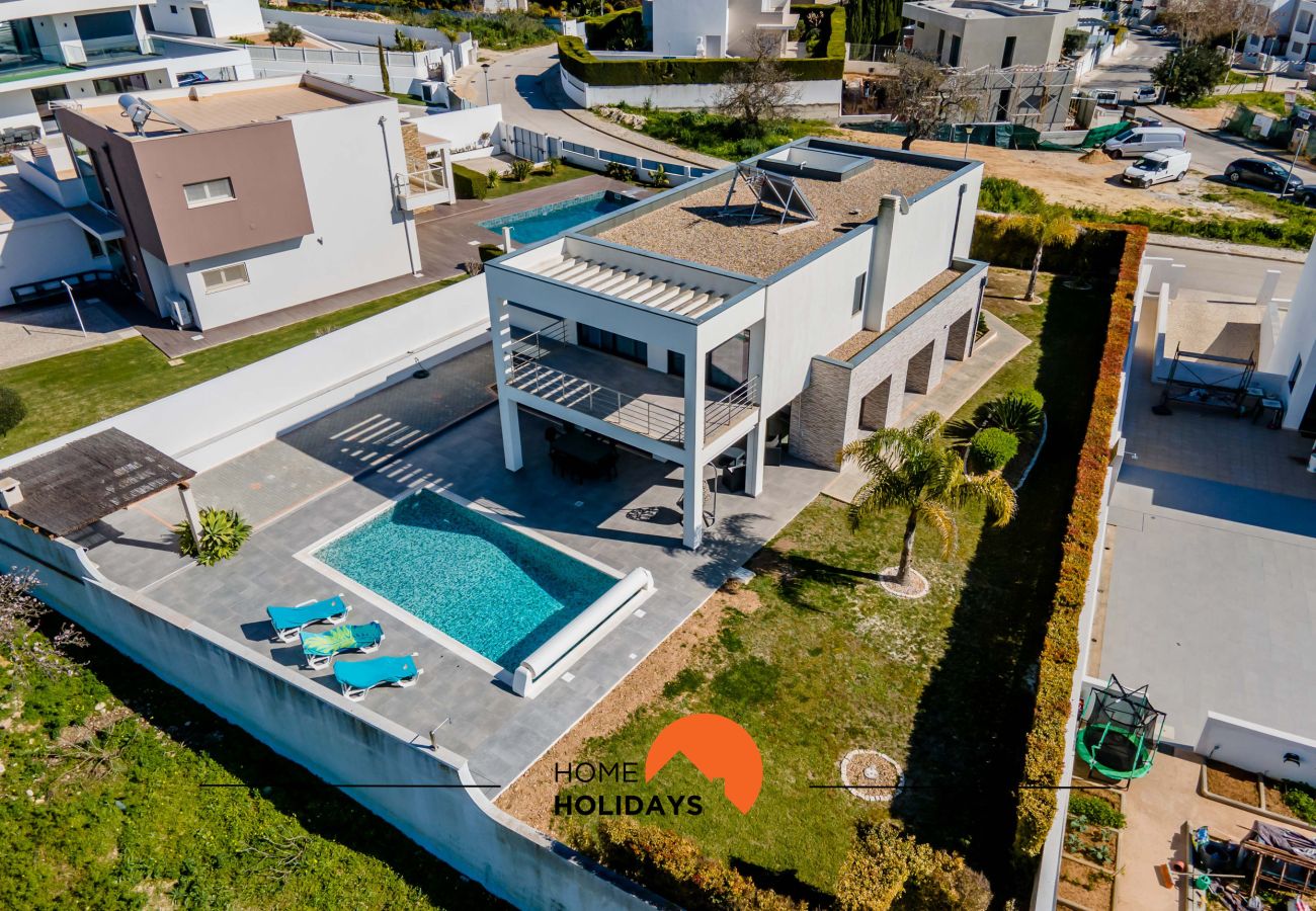 Villa com piscina e área verde